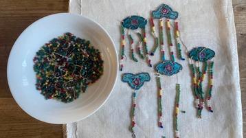 Antiek glazen kralen en geëmailleerde ornamenten beschikbaar voor biedingen