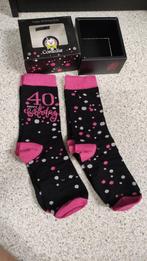 Nieuw! Comedia Happy Birthday sokken 40 jaar 2 paar in doos, Kleding | Heren, Sokken en Kousen, Nieuw, Ophalen of Verzenden, Overige kleuren