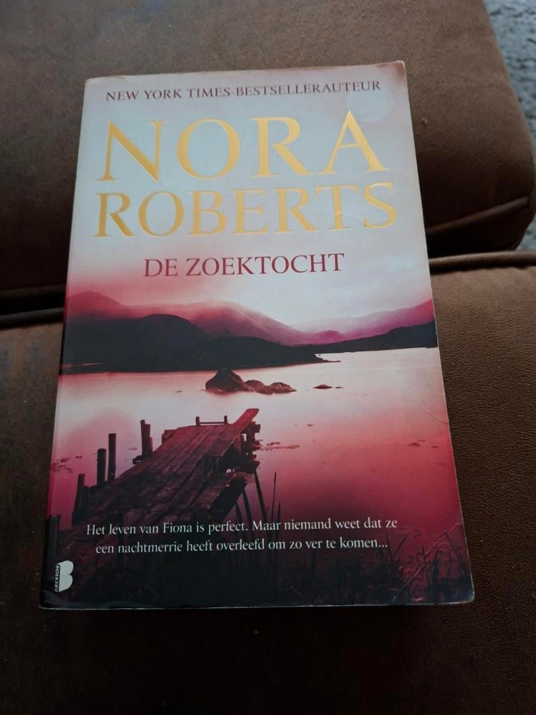 Nora Roberts ..de zoektocht, Ophalen, Zo goed als nieuw