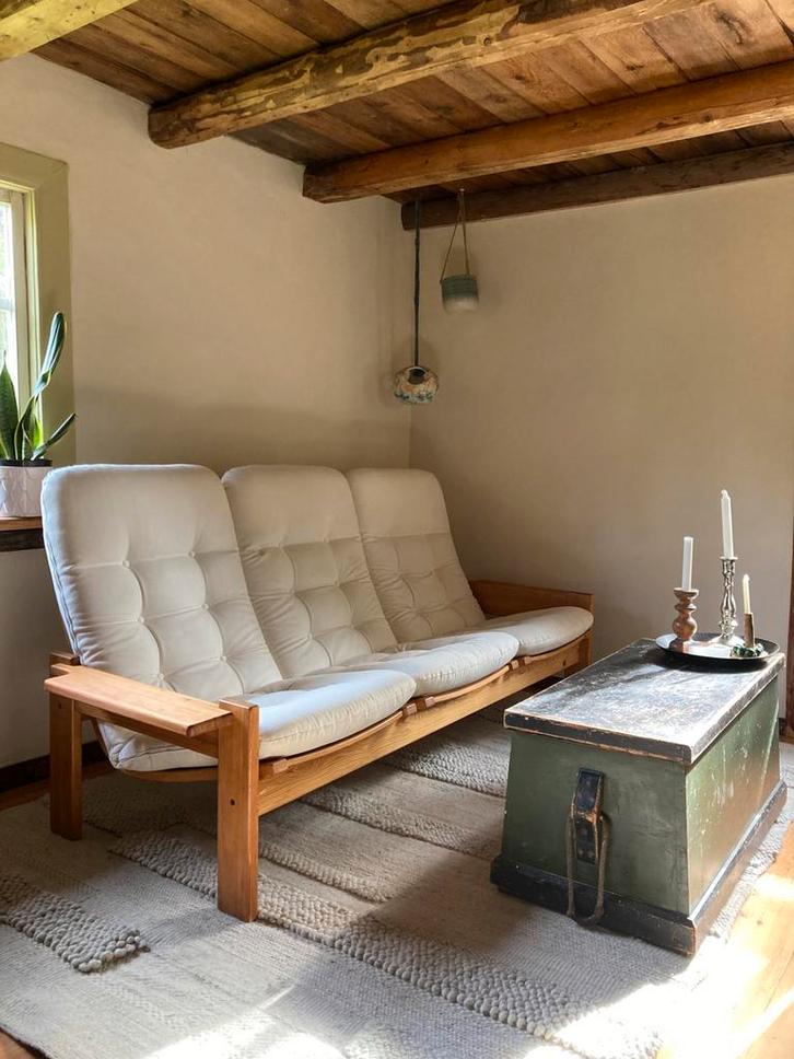 Yngve Ekström pinewood bank vintage scandinavisch design, Huis en Inrichting, Banken | Bankstellen, Gebruikt, Rechte bank, Driepersoons