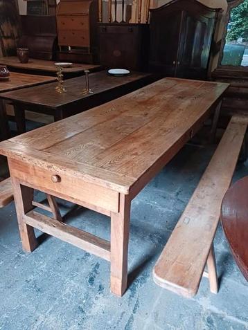 Franse Tafel van 287 cm. beschikbaar voor biedingen