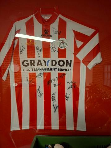 Gesigneerd Sparta Shirt Ingelijst beschikbaar voor biedingen