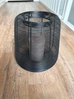 Moderne zwarte metalen kandelaar met taupe kaars, Ophalen, 25 tot 50 cm, Zwart, Zo goed als nieuw