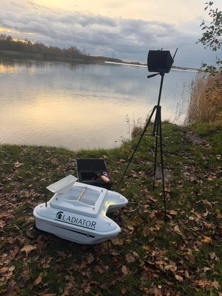 Gladiator voerboot met optie,s, Watersport en Boten, Hengelsport | Karpervissen, Zo goed als nieuw, Complete set, Ophalen of Verzenden