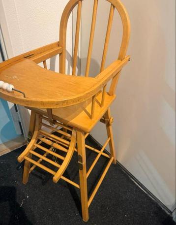 Houten kinderstoel met eetblad beschikbaar voor biedingen