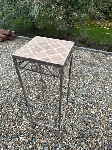 Bloemenstandaard/Plantentafel met Tegelblad beschikbaar voor biedingen