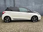 TOYOTA Yaris 1.5 Hybrid 100pk Automaat Dynamic Bi-Tone | Car, Auto's, Toyota, 12 maanden, Gebruikt, 4 cilinders, Wit