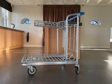 Magazijnwagen, cc wagen, laadvlak van gaas. beschikbaar voor biedingen