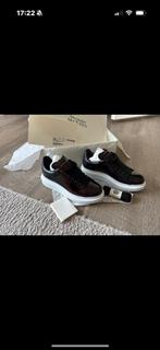 Nieuwe Alexander McQueens sneakers mt 37,5 zwart lak irrides, Kleding | Dames, Schoenen, Ophalen of Verzenden, Zo goed als nieuw