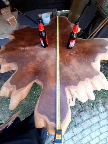 Teak tafel beschikbaar voor biedingen
