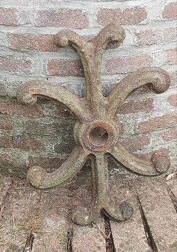 Prachtig antiek gekruld muuranker wanddecoratie beschikbaar voor biedingen