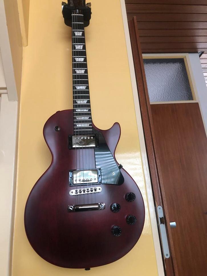 Gibson les paul studio modern wine red satin, Muziek en Instrumenten, Snaarinstrumenten | Gitaren | Elektrisch, Zo goed als nieuw