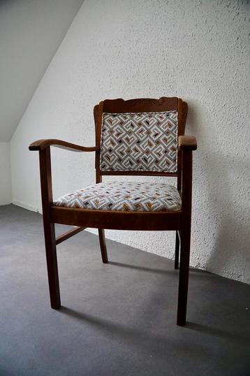 Leuke leunstoel, nieuw gestoffeerd beschikbaar voor biedingen