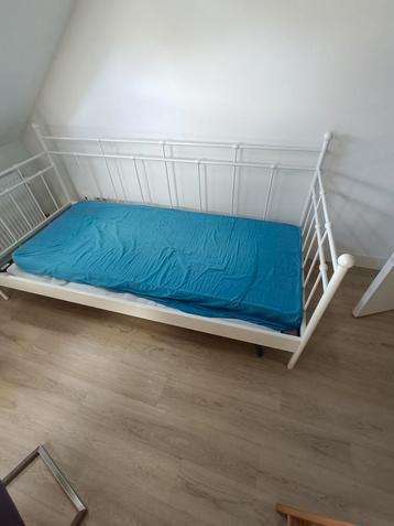 1 persoonsbed te koop wit metaal 90x200 cm. beschikbaar voor biedingen