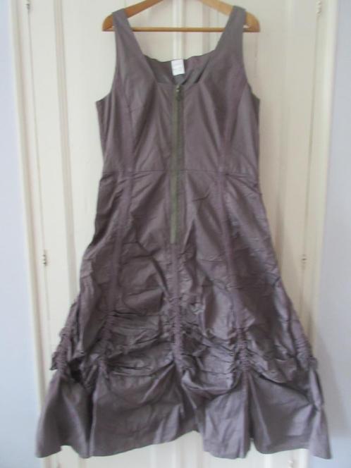 Taupe jurk van Art, maat XXXL, Kleding | Dames, Jurken, Nieuw, Maat 46/48 (XL) of groter, Overige kleuren, Onder de knie, Verzenden
