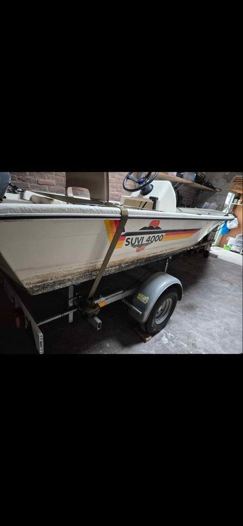 Leuke boot met trailer en motor!, Watersport en Boten, Vis- en Consoleboten, Gebruikt, Tot 10 pk, 3 tot 6 meter, Benzine, Buitenboordmotor