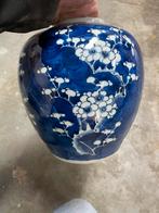 Antieke blauw-witte vaas met bloemmotief, Ophalen