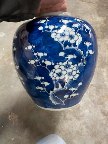 Antieke blauw-witte vaas met bloemmotief beschikbaar voor biedingen