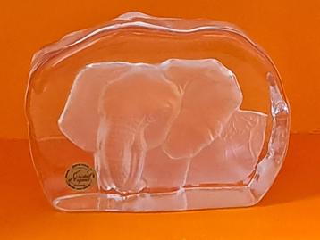 3d olifant in kristal glas. Mooie decoratie De hoogte is 8,5 beschikbaar voor biedingen
