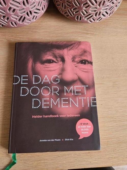 Boek Anneke Van der Plaats - De dag door met dementie, Boeken, Politiek en Maatschappij, Zo goed als nieuw, Maatschappij en Samenleving