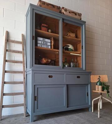 Strakke vintage/brocante schoolkast, Scandinavisch grijs beschikbaar voor biedingen
