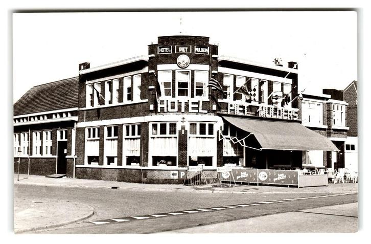Bergen op Zoom, Hotel-Café-Restaurant Piet Mulders en Zn., Verzamelen, Ansichtkaarten | Nederland, Ongelopen, Noord-Brabant, 1960 tot 1980
