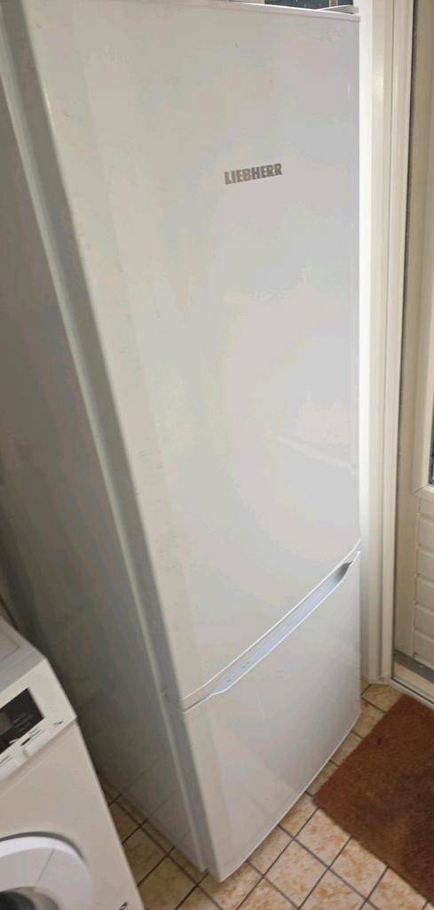 Nette Liebherr koelkast met vriezer schuur koelkast Bosch, Witgoed en Apparatuur, Koelkasten en IJskasten, Zo goed als nieuw, Zonder vriesvak