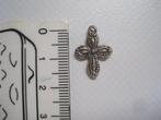 Oud zilverkleurig Tibetaans kruisje bedeltje Ca. 1,5 cm., Ophalen of Verzenden, Zo goed als nieuw, Kruis of Symbool, Zilver