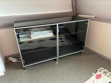 Besta kast met glazen deurtjes en glazen topplaat beschikbaar voor biedingen