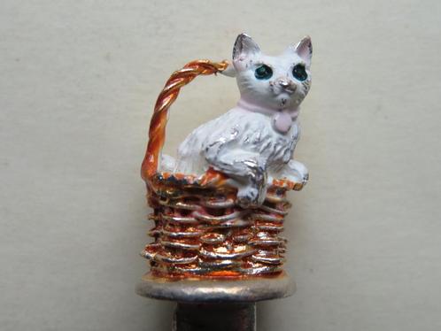 Verzilverd lepeltje poes / kat in mandje gekleurd 3D, Antiek en Kunst, Antiek | Bestek, Verzenden