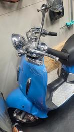 Scooter met beschermhoes en helm, Fietsen en Brommers, Ophalen of Verzenden, Zo goed als nieuw