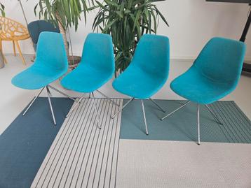 Vier zuiver stoelen blauw met zilver poten beschikbaar voor biedingen
