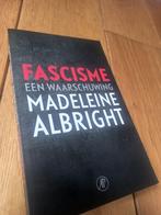 Madeleine Albright - Fascisme Een waarschuwing - zgan, Ophalen of Verzenden, Zo goed als nieuw, Politiek en Staatkunde, Wereld