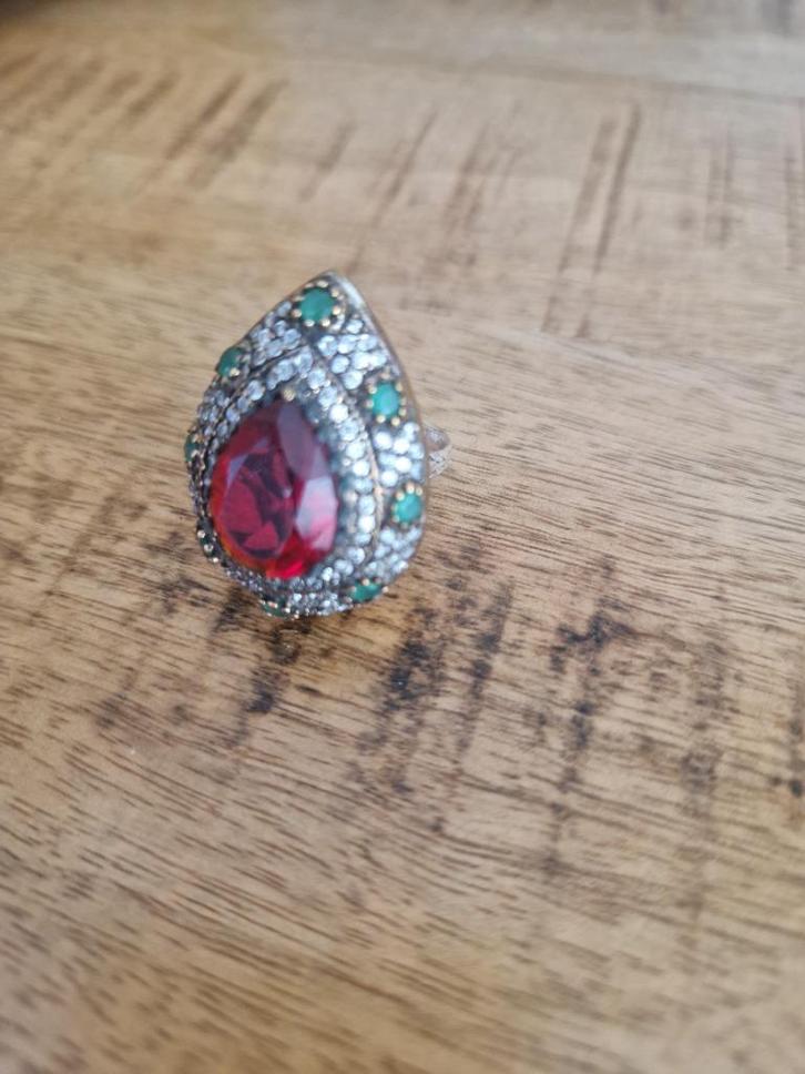 Antieke, zilveren ring grote robijn en smaragdjes. Maat 18.5, Sieraden, Tassen en Uiterlijk, Antieke sieraden, Ring, Zilver, Met edelsteen