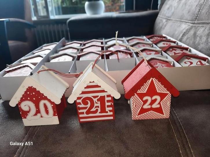 24  KERST HOUTEN HUISJES    ADVENDS KALENDER, Diversen, Kerst, Ophalen of Verzenden