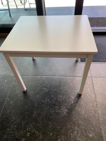Wit kindertafeltje, 50 hoog, 50x59 beschikbaar voor biedingen