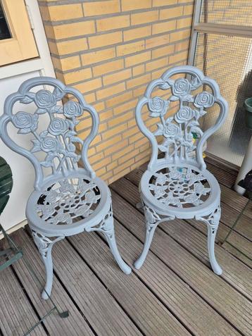 2 klassieke brocante stoelen (1 prijs)  beschikbaar voor biedingen