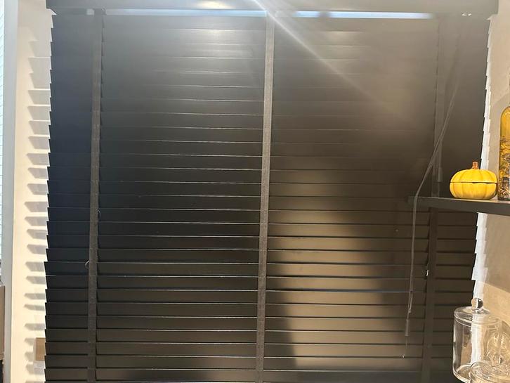 Zwarte houten jaloezieën 140x139cm, Huis en Inrichting, Stoffering | Gordijnen en Lamellen, Zo goed als nieuw, 100 tot 150 cm