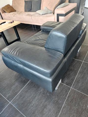 Fijne zwart lederen fauteuil met verstelbare armleuningen  beschikbaar voor biedingen