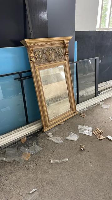 Oud spiegel ter overname beschikbaar voor biedingen