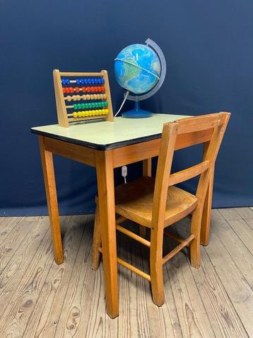 Vintage tafel + stoeltje kind beschikbaar voor biedingen
