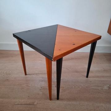 vintage set bijzettafels. 2 driehoeken beschikbaar voor biedingen