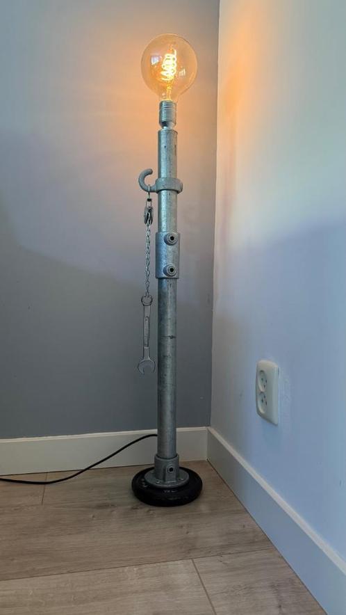 Vloerlamp gemaakt van steigerbuis., Huis en Inrichting, Lampen | Vloerlampen, Zo goed als nieuw, Minder dan 100 cm, Metaal, Ophalen