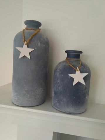 2 decoratieve blauwe flessen/vazen  beschikbaar voor biedingen
