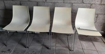 Oude witte orig. Zanotta design stoelen, stapelbaar beschikbaar voor biedingen