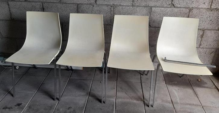 Oude witte orig. Zanotta design stoelen, stapelbaar, Huis en Inrichting, Stoelen, Gebruikt, Vier, Wit, Ophalen