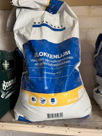 Gratis af te halen BLOKKENLIJM ½ zak van 25kg  beschikbaar voor biedingen