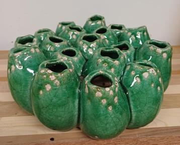 Een groene studio aardewerk koraalvorm vaas beschikbaar voor biedingen