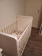 Wit houten babybedje, Kinderen en Baby's, Kinderkamer | Complete kinderkamers, Ophalen of Verzenden, Gebruikt, Jongetje of Meisje
