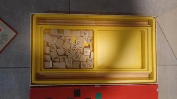 Scrabble bordspel. houten letters en standaard voor de lette beschikbaar voor biedingen